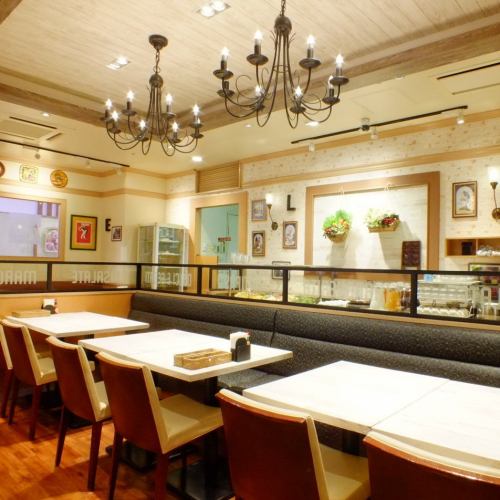 【オシャレな装飾】小さなシャンデリアが飾られた店内。プチゴージャスな気分になれる！？