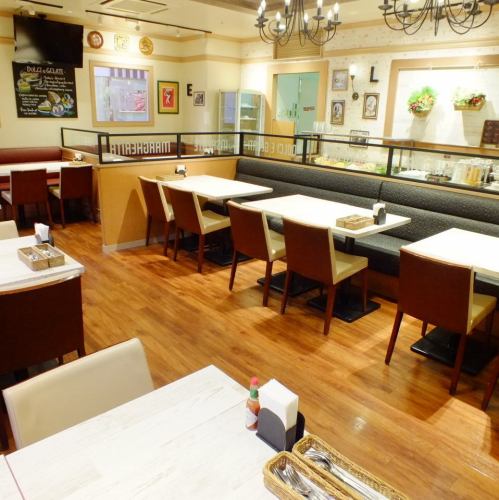 広々とした店内でゆっくり料理とおしゃべり♪