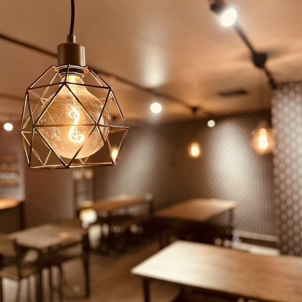 [An underground hideaway for adults] It can be used for a variety of occasions, such as parties with friends and dates.Surrounded by a wooden interior, the interior is subtly illuminated by lighting, creating the atmosphere of a stylish dining bar space.Why not find your favorite drink in a store with great atmospheric lighting?