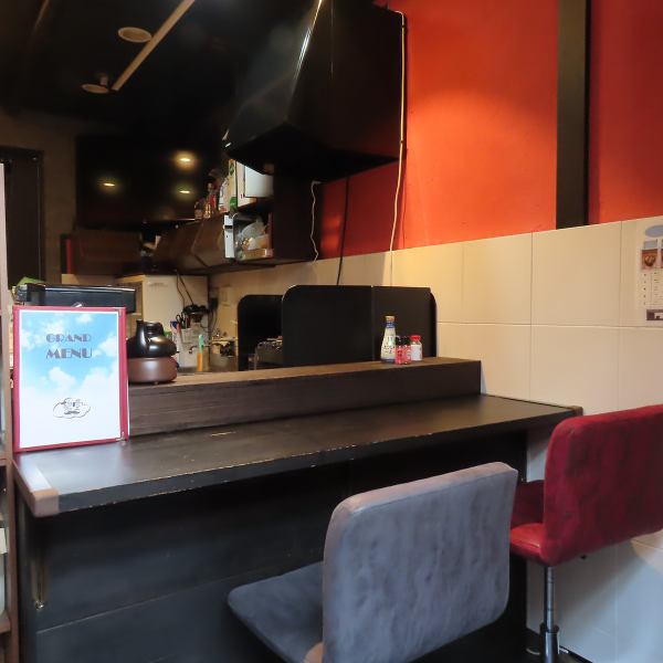 There are two counter seats in the store, which can be used by a single person or a couple dining together.The top plate is large, so you can order a lot of food without worry! It is also recommended for those who want to relax and drink alcohol while chatting with the owner.