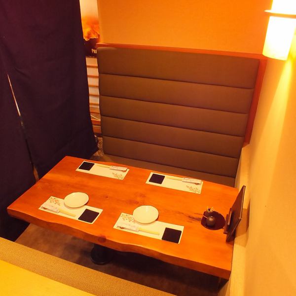 테이블 석은 커튼 仕切れ하면 개인 공간.넓은 소파에 주위를 신경 쓰지 않고 식사를 즐기실 수 있습니다.
