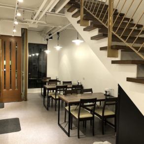 [1F楼层预定]柜台座位和桌子座位为楼层预留。可以租10人，所以请随时与我们联系。