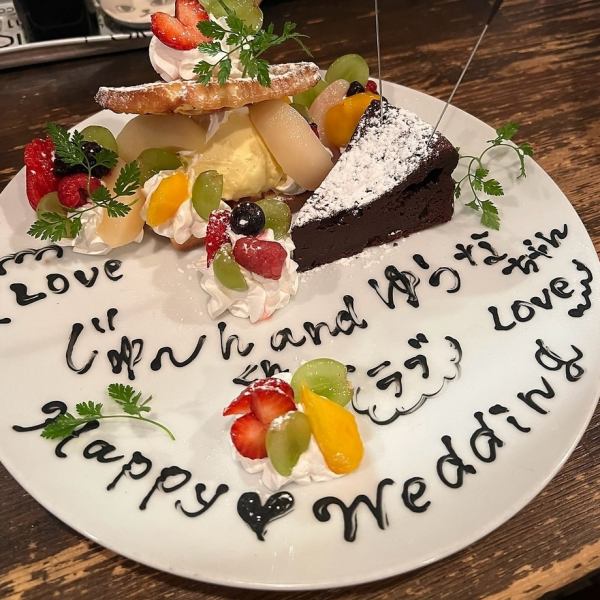 サプライズもお任せください！ご要望に応じてBGMや照明・花火などの演出も可能です♪お誕生日や記念日、結婚式のお祝い、歓送迎会などご利用シーンに合わせてどうぞ！メッセージ付きのデザートプレートもご用意できます♪クーポンをご確認ください。