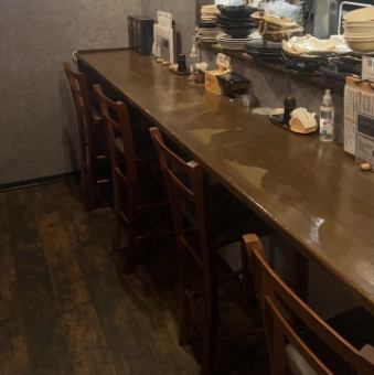 カウンター席。お1人様もお気軽に。