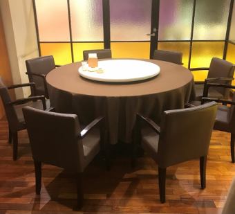 You can also enjoy your meal at the high-class round table.Up to 8 people.Limited to one group per day.