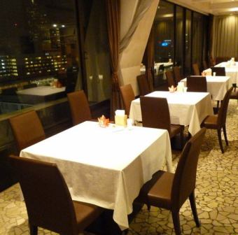 從崇光10樓欣賞夜景的同時享用晚餐。通過連接桌子，也可以由4人，6人，8人，12人等團體使用。