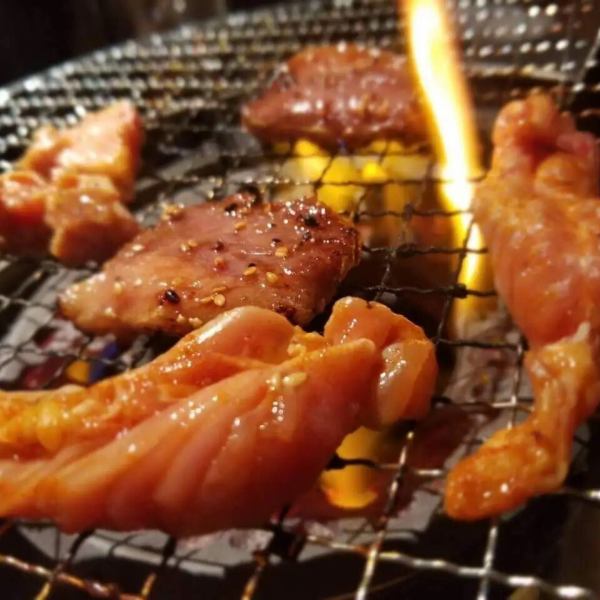 【秘伝の塩焼肉】ジューシーな肉汁をおいしいお酒で流し込むっ！
