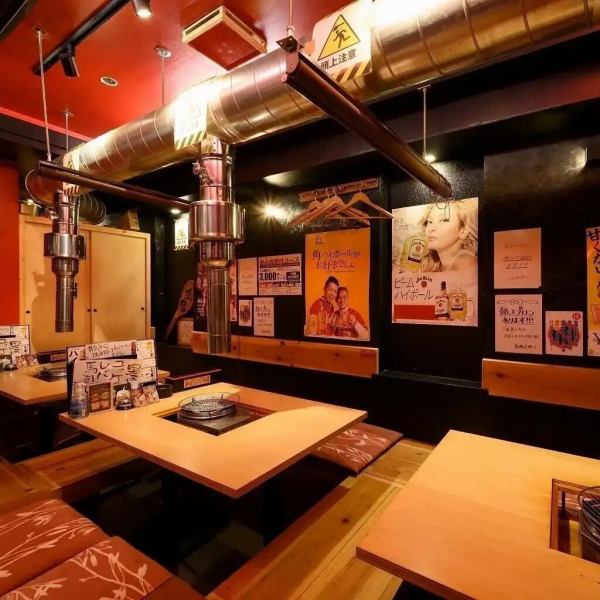 足を伸ばして座れる掘りごたつ席は会社でのご宴会、地域の集まりやイベント後の打ち上げ、家族でのお食事など様々なシーンにピッタリです。焼肉や鍋を囲んでワイワイとお楽しみください！