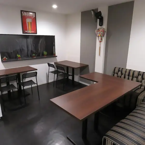 店内は広々としながらも温かみのあるデザインで、居心地の良さを重視！電子タバコ利用可能で愛煙家の方にも嬉しい空間です◎少人数～大人数まで人数を問わず使いやすいレイアウトが魅力で様々なお集まりに便利です◎季節ごとの限定メニューをご用意し、毎度訪れる楽しみも感じていただけます♪