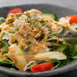蒸し鶏と彩り野菜のコブサラダ