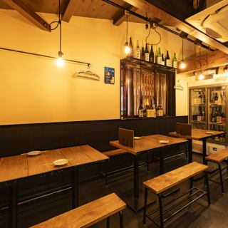 少人数でも落ち着いてゆったり飲めるテーブル席。