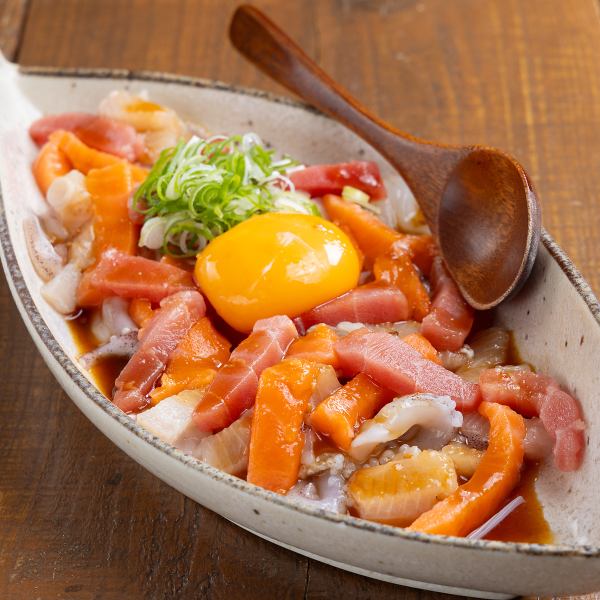 【当店自慢】季節の旬な鮮魚をふんだんに使用した「海鮮ユッケ」858円（税込）