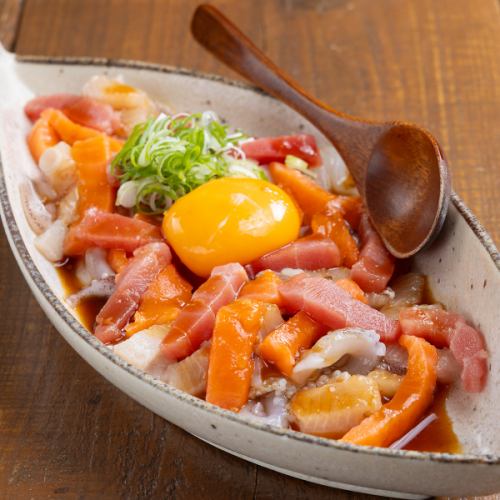 【当店自慢】季節の旬な鮮魚をふんだんに使用した「海鮮ユッケ」858円（税込）