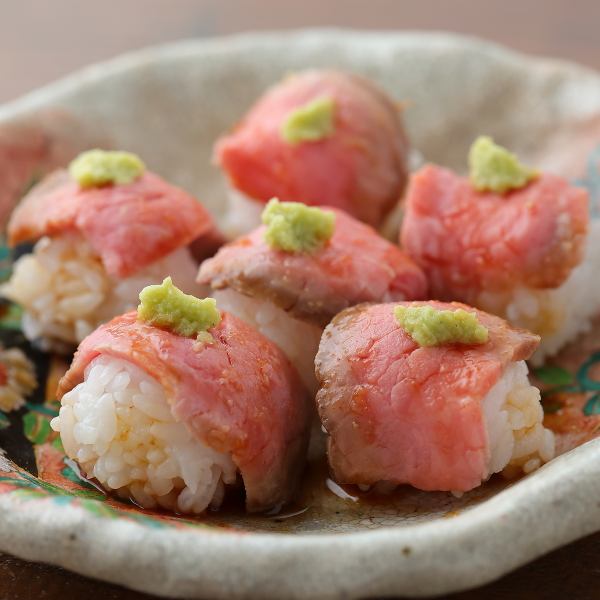 【当店おすすめ３】口の中でとろける脂の旨みが堪らない「和牛てまり寿し」858円（税込）