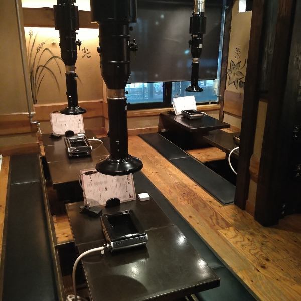 店内は和風柄で統一された落ち着きのある空間が広がっています◎ゆったりできるテーブル席で、上質な焼肉と会話をお楽しみいただけます。最大で18名様までの大人数でのご利用も対応可能ですので、会社宴会や仲間内での飲み会などにもぴったりです◎人数やお席のご相談などお気軽にお問い合わせくださいませ。