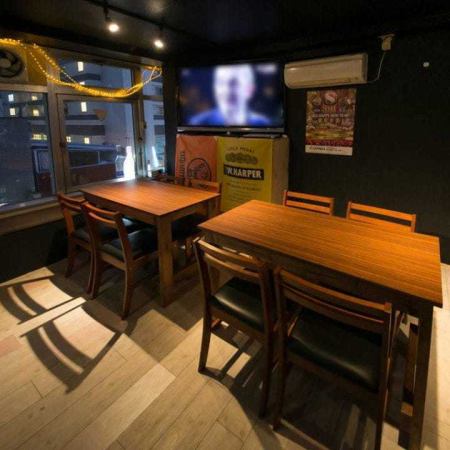 【テーブル席:4~10名様】ダーツ、お食事のご利用におすすめ◎開放感あふれる大窓が特徴の、ゆったりとくつろげるテーブル席です。2卓をご用意しており、人数に合わせてレイアウトをアレンジすることも可能。ダーツのすぐそばなので、食事や会話を楽しみながらダーツもプレイできる、使い勝手の良いテーブル席です。