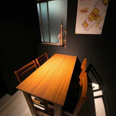 【テーブル席:4名様】小人数での女子会やデートにおすすめ♪カウンター奥のテーブル席。ダーツからは離れていますが、落ち着いた雰囲気のテーブル席で、周りを気にせず、ゆったりとお食事やお酒を楽しみたい方に最適です。少人数でのお集まりや、女子会はもちろん、デートにも◎ゆったりくつろぎたい時におすすめです。