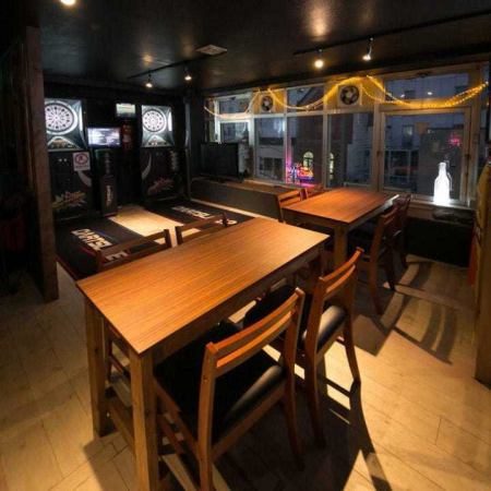 【貸切:10~25名様】大人数宴会や、ダーツパーティに!着席から立食まで、ご利用人数やテーブルレイアウトを自由にアレンジ可能です。ダーツだけでなく、大型TVモニターも完備しており、お好きな映像を流したり、スポーツ観戦で盛り上がることもできます。サプライズ演出にも◎各種宴会や打ち上げ、イベントなどに