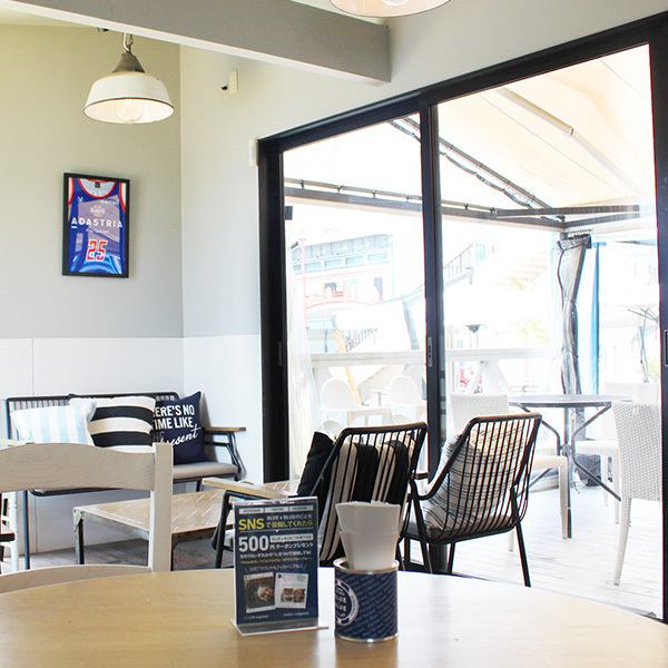 The interior of the store is based on white.You can enjoy your meal in a relaxed atmosphere.The restaurant offers free Wi-Fi and free drinks, so you can come here for lunch or dinner, or even to take a break with friends or even as a place to work.