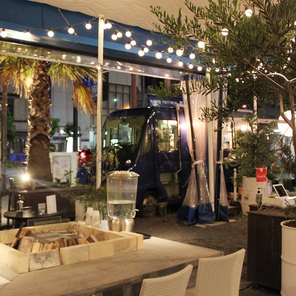 外席は、屋根付きの空間なので寒い日や雨の日でも安心。炭火を囲みながら、焼きたての牡蠣や海鮮をその場で楽しめます。あたたかくにぎやかな時間をお過ごしください!店内では鍋コースもご利用可能。ご家族・仲間・会社の宴会など、冬の集まりにぴったりです。