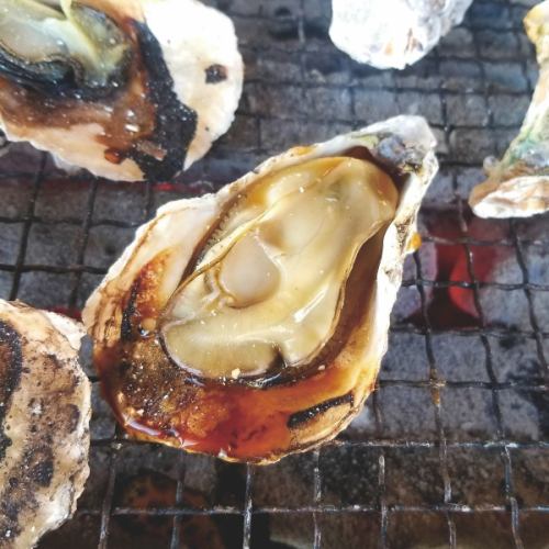890 yen per plate! Enjoy freshly grilled oysters on the spot! Plenty of seafood available!
