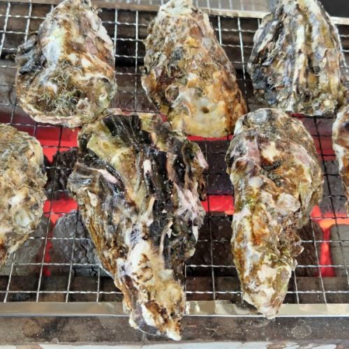 Enjoy grilled oysters for just 790 yen per plate! The all-you-can-eat course is also recommended.