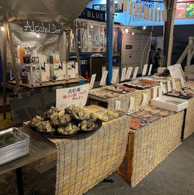 水戸駅からバスで4分！水戸市民会館から徒歩すぐ！屋根がついているので雨でも安心♪ 開放的な空間で牡蠣小屋を楽しめます！家族や友達、会社のイベントでご利用いただけます。団体のご予約もご相談ください！フリーの来店はもちろん、お席の予約やコースのご予約も受付中です！