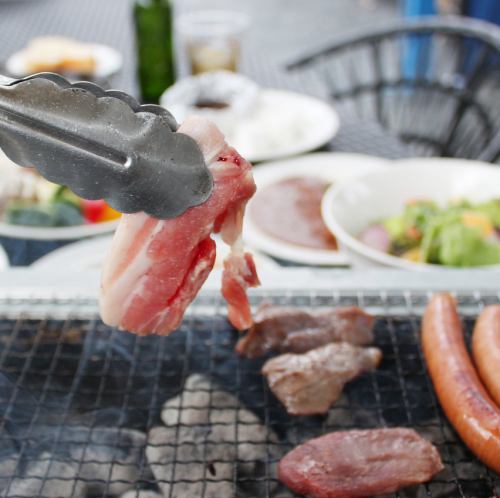牛カルビや牛ハラミの肉盛りBBQに飲み放題付き!持ち込みも可能。最大4時間ゆったりBBQを楽しめます!