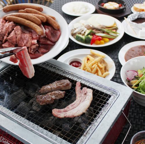 肉盛りに野菜、枝豆、ポテト、カレー、デザートまで付いた満足BBQコース。飲み放題付きでコスパ◎