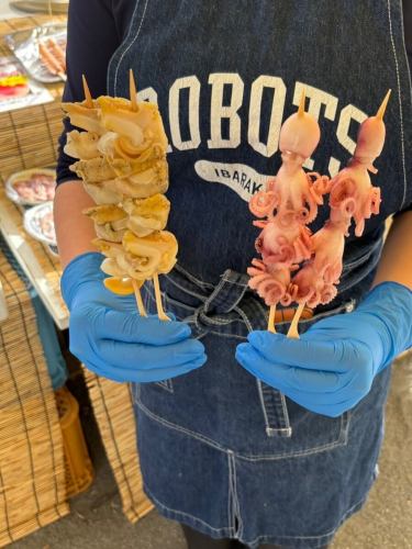 土日は11:00〜営業!
皆さんに楽しんでもらうため、
店長が奮発してお買い求めやすい価格に!
国産牡蠣一皿6個790円🔥
ぷりぷりの焼き牡蠣はもちろん、
海鮮焼きや串物、おつまみなども店頭で販売😊🐟🦐🦪
フリー利用も大歓迎◎ 追加注文もOKです!
⭐️今年はコースもあります⭐️
🍽選べるコースは2種類(すべて2時間飲み放題付き)
① 【牡蠣・海鮮】贅沢食べ放コース(6,900円)
└ 焼き牡蠣・海鮮が90分食べ放題+牡蠣フライ&海鮮焼き!
② 海鮮焼き・晩酌セット(3,500円)
└ 海鮮×おつまみ×飲み放題でコスパ◎
📅営業時間
▶ 土日祝日:11:00〜22:00(L.O 21:30)
3月からは土日のみ営業!3/15まで!
📍水戸市南町3-6
水戸駅よりバスで3分🚌
水戸市民会館から徒歩ですぐ!
#水戸グルメ #茨城グルメ #牡蠣小屋 #浜焼き #海鮮焼き