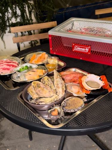 土日は11:00〜営業!
皆さんに楽しんでもらうため、
店長が奮発してお買い求めやすい価格に!
国産牡蠣一皿6個790円🔥
ぷりぷりの焼き牡蠣はもちろん、
海鮮焼きや串物、おつまみなども店頭で販売😊🐟🦐🦪
フリー利用も大歓迎◎ 追加注文もOKです!
⭐️今年はコースもあります⭐️
🍽選べるコースは2種類(すべて2時間飲み放題付き)
① 【牡蠣・海鮮】贅沢食べ放コース(6,900円)
└ 焼き牡蠣・海鮮が90分食べ放題+牡蠣フライ&海鮮焼き!
② 海鮮焼き・晩酌セット(3,500円)
└ 海鮮×おつまみ×飲み放題でコスパ◎
📅営業時間
▶ 平日:17:00〜22:00(L.O 21:30)
▶ 土日祝日:11:00〜22:00(L.O 21:30)
3月からは土日のみ営業!3/15まで!
📍水戸市南町3-6
水戸駅よりバスで3分🚌
水戸市民会館から徒歩ですぐ!
#水戸グルメ #茨城グルメ #牡蠣小屋 #浜焼き #海鮮焼き