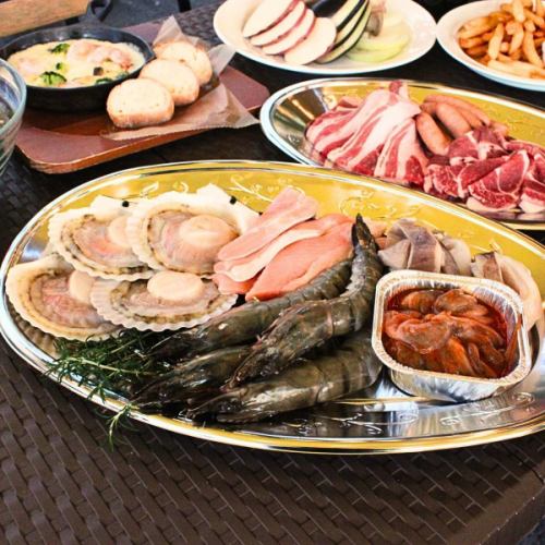 海鮮盛り・肉盛りの両方が楽しめる贅沢BBQコース。飲み放題付きで最大4時間ゆったりBBQが楽しめます。