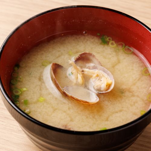 加入大量蛤蜊的味噌湯
