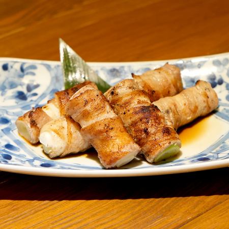 1 块韭菜和五花肉包裹