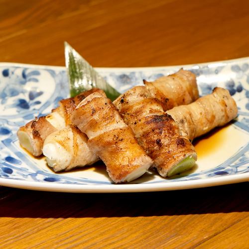 1 块韭菜和五花肉包裹