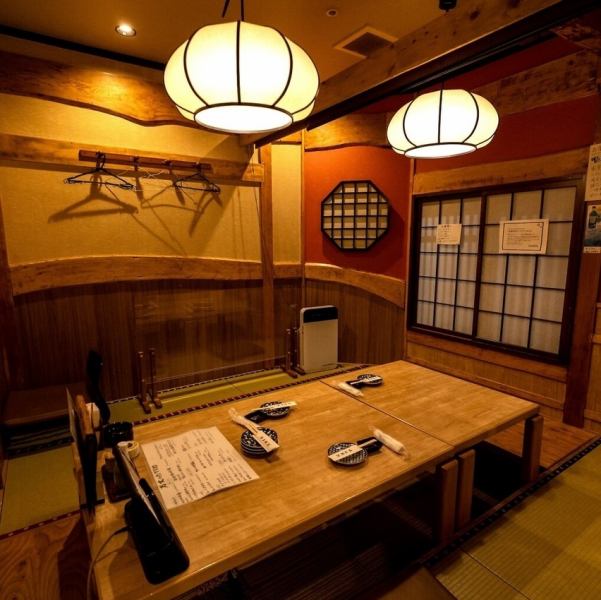 【掘り炬燵席：4名様×7卓】ゆったり足を伸ばしてご利用いただけます。掘り炬燵席は、リラックスして足を伸ばせる快適なスペース。友人や家族と共に、心温まる料理を囲みながら、和やかなひとときを楽しむのに最適です。周りを気にせずに盛り上がれる個室もご用意しています！