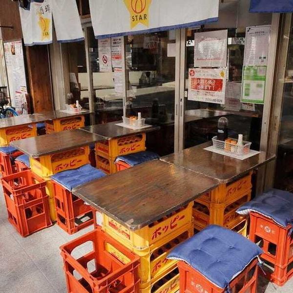 野外のお席ございます。少人数の宴会も全然オッケー！駅からも徒歩6分ほどで、ちょっとした休憩時間や仕事後にサクッとご飯を食べたい時に立ち寄りやすい雰囲気！リーズナブルにお酒もお食事も楽しめ、お腹を満たすことができます◎