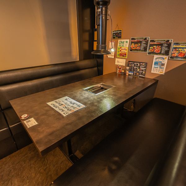 <Perfect for parties> We have 3 tables that seat 4 people and 4 tables that seat 6 people, perfect for small parties with family, friends, or colleagues! We can also seat up to 12 people. Our staff look forward to welcoming you.