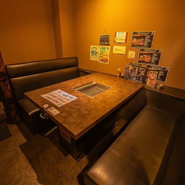 ≪A relaxed and mature atmosphere◎≫ The spacious table seats can be adjusted to accommodate different numbers of people and are convenient for a variety of dining occasions◎ Perfect for small parties for groups as well as couples! Please enjoy your yakiniku at your leisure in a high-quality and relaxed atmosphere★"