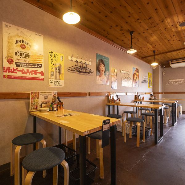 【テーブル◇】2名様掛けから5名様掛けテーブルまでご用意しております!人数に合わせてレイアウト変更も可能です◎安さと美味しさがウリの当店で過ごしたお時間が、お客様の思い出の1ページとなりますように。