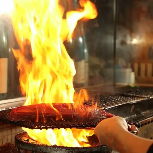 豪快藁火！名物カツオの藁焼きタタキ！