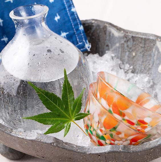 我們根據季節提供來自全國各地的時令菜餚和清酒。《歡迎會/宴會/酒會》