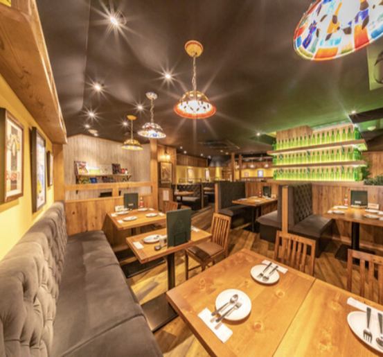 【主餐厅】告别聚会、聚会、生日聚会、大型宴会等多种场合均可使用！还有适合妈妈聚会、女生聚会等小团体的座位。*图片为联营店