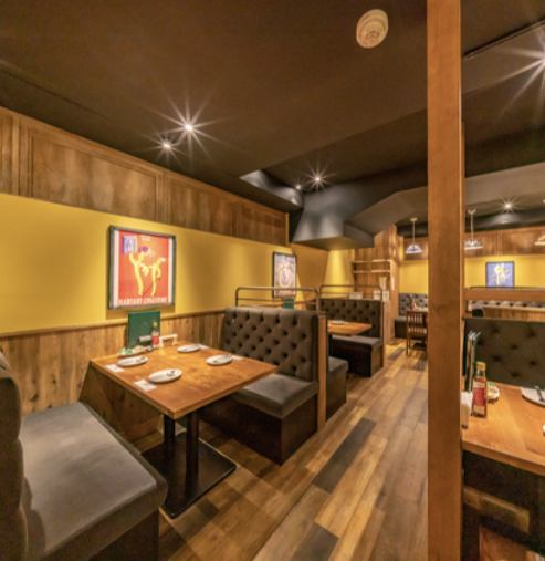 【感受到木头温暖的店内装潢】为了让您感受到木头的温暖，店内的装潢设计十分用心。请享受时尚的灯光和赋予木材温暖的室内设计。