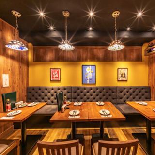 アットホームで温かな店内の雰囲気と気さくなスタッフが出迎える当店。少人数から大人数までその日のシーンに合わせてご利用いただけます♪お仕事帰りや少人数でのご宴会にもぴったりなお席です。ソファー席のため、ゆっくりとおくつろぎいただけます◎お気軽にお立ち寄りくださいませ。