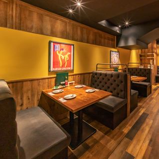 落ち着いて4名様までお座りいただけるテーブル席です！友達の集まりやお食事したいオススメ♪柔らかな灯りが演出する広々としたお席は他のお客様と十分な距離を取ってゆったりとお食事を楽しむことができます◎お洒落なテーブル席の為、デートや女子会にもおすすめです！