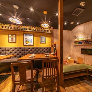 どこか懐かしさを感じさせる店内でごゆっくりどうぞ。木の温もりを感じるテーブルでソファー席をご用意しております！広々としたソファー席でごゆっくりお寛ぎください◎プライベートやご家族連れはもちろん、飲み会やご宴会など、様々なシーンでご利用いただけます。ご来店お待ちしております！