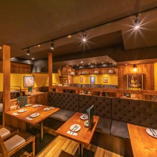 ご家族連れでも安心なホっと落ち着くようなソファー席をご用意しております◎モダンな雰囲気漂う空間が広がる店内。グループ利用に嬉しいテーブル席がございます。落ち着いたインテリアでまとめており、心地よい空間で食事を楽しむことができます。是非当店に1度お越しくださいませ◎