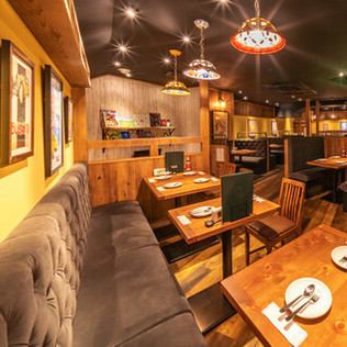 ゆったり落ち着いて過ごせるので、大人数のお集まりにぴったり。ご家族でのお食事にも仲間内でのご宴会にもおすすめのお席となっております。お問い合わせもお気軽に。