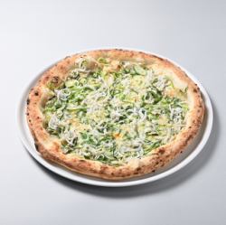 Kujo leek and whitebait pizza